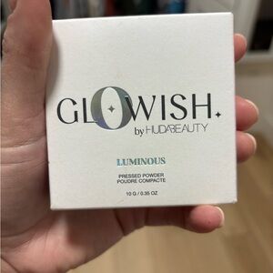 HUDA BEAUTY Tan Setting Powder for a Flawless Finish